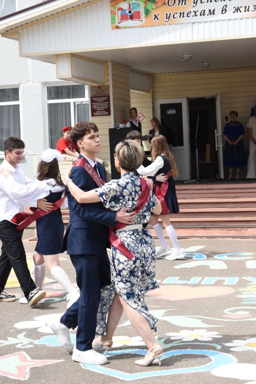 Прозвенел последний звонок в Камскополянской школе №2