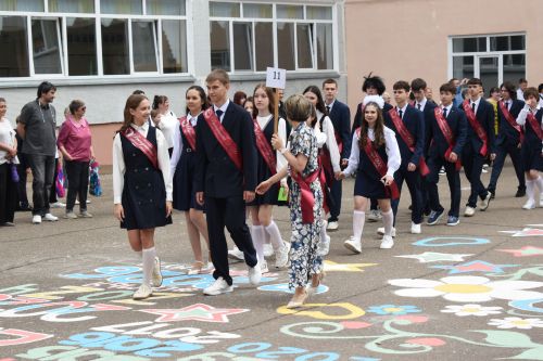 Прозвенел последний звонок в Камскополянской школе №2