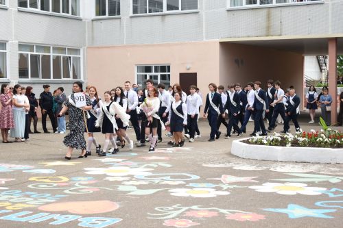 Прозвенел последний звонок в Камскополянской школе №2