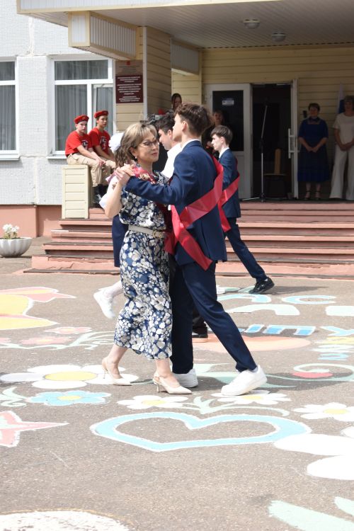 Прозвенел последний звонок в Камскополянской школе №2