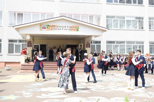Прозвенел последний звонок в Камскополянской школе №2