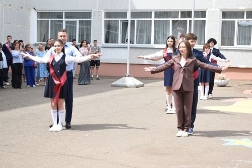 Прозвенел последний звонок в Камскополянской школе №2