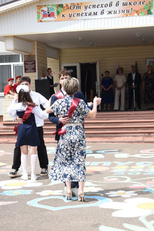 Прозвенел последний звонок в Камскополянской школе №2