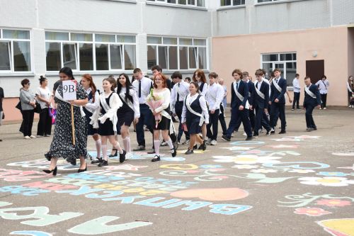 Прозвенел последний звонок в Камскополянской школе №2