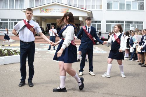 Прозвенел последний звонок в Камскополянской школе №2