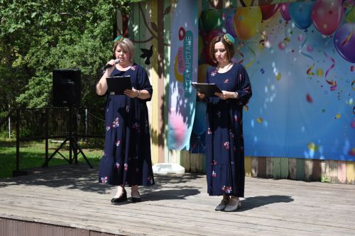 Книги, краски, детский смех и солнце — в сквере «Молодежный» прошел фестиваль «Библиотека без границ»