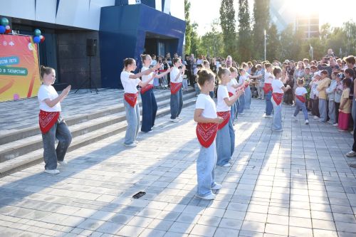 Смех, драйв и флешмоб: как в Камских Полянах прошёл День защиты детей на площади у «Чулман-Су»