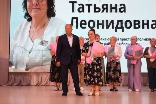 В Камских Полянах сказали спасибо медикам и поздравили больницу с 40-летием