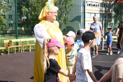 «Загадочный кокошник»: как на Школьном бульваре Камских Полян ожила русская народная сказка!