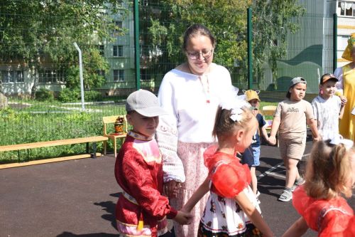 «Загадочный кокошник»: как на Школьном бульваре Камских Полян ожила русская народная сказка!