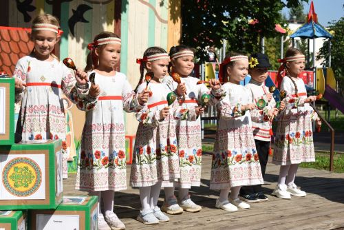 В Камских Полянах прошел невероятно яркий праздник под названием «Национальное лето в кубе»