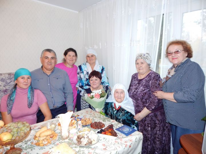 Жительница Камских Полян, труженица тыла Магузя Минлешиновна Тазетдинова отметила 90-летний юбилей