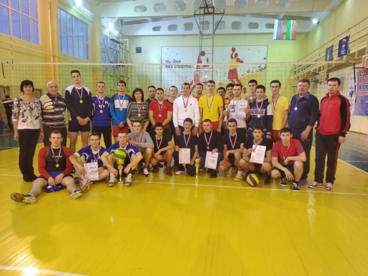 В Камских Полянах в спортивном комплексе «Батыр» состоялся VIII юношеский турнир по волейболу