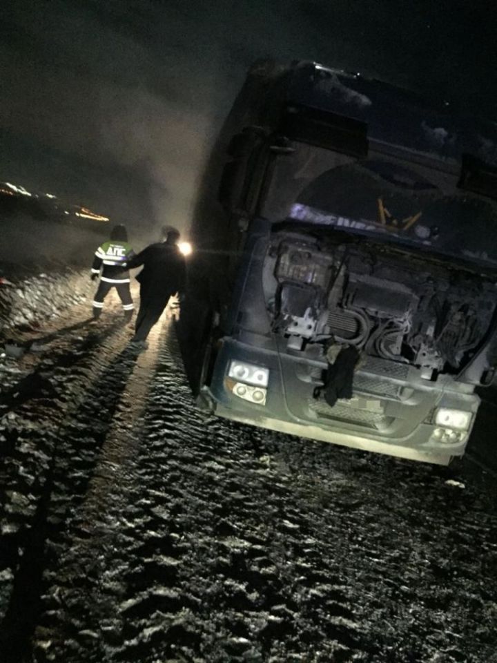 На трассе М7 в Татарстане инспекторы ГИБДД помогли дальнобойщику из Санкт-Петербурга потушить фуру
