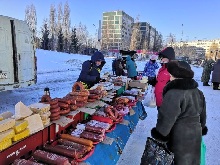 В данный момент в Камских Полянах проходит большая предновогодняя ярмарка