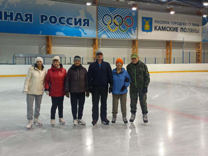 В Камских Полянах люди пожилого возраста покатались на коньках