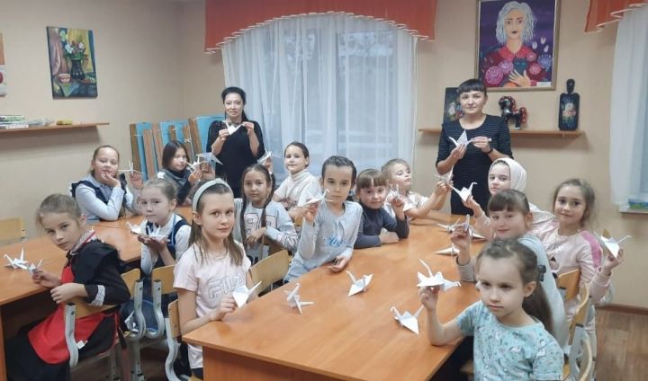 Камполянские воспитанники ЦДТ "Радуга" научились делать журавликов