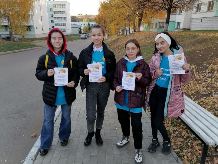 Активисты Камских Полян поздравили всех педагогов с праздником