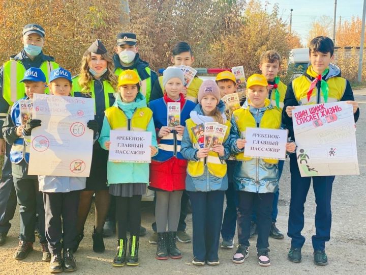 В Республике Татарстан автоинспекторы  продолжают напоминать водителям о безопасной перевозке детей