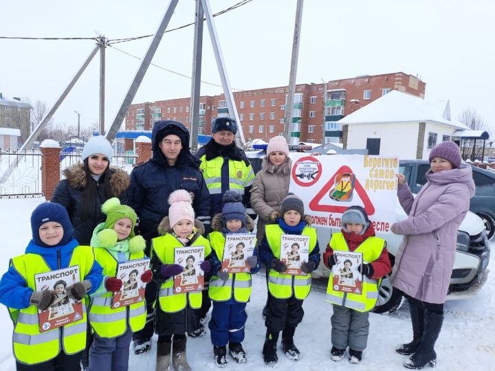 Татарстанские автоинспекторы вместе с юными помощниками провели ликбез для водителей и пешеходов