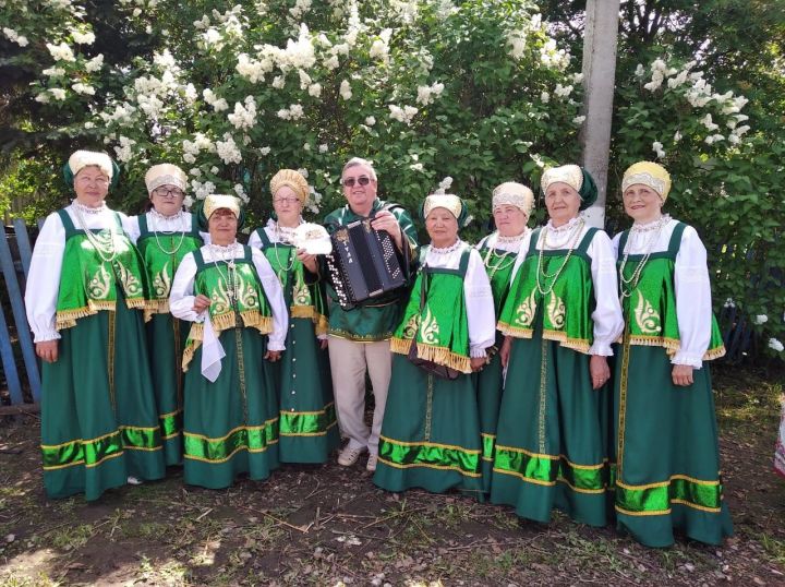 Камполянский хор «Ивушки» выступил на русском народном празднике «Каравон»
