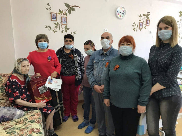 Директор ПНИ и внутренние волонтеры поздравили Марию Васильевну Головяшкину с Днём Победы