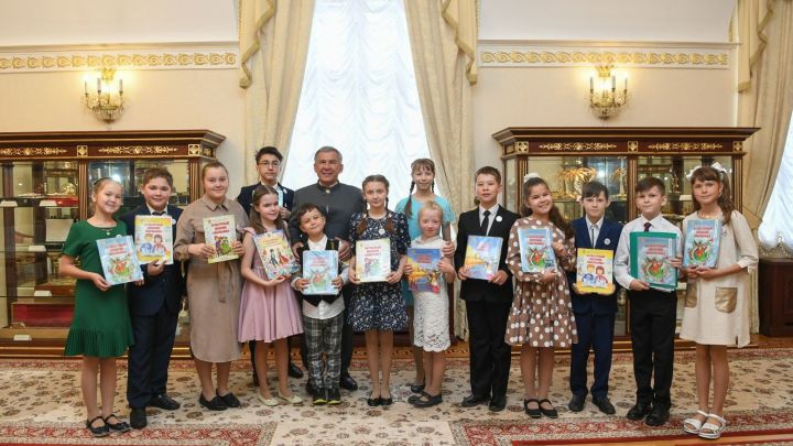 Рустам Минниханов провел для детей – победителей проекта экскурсию по Казанскому Кремлю
