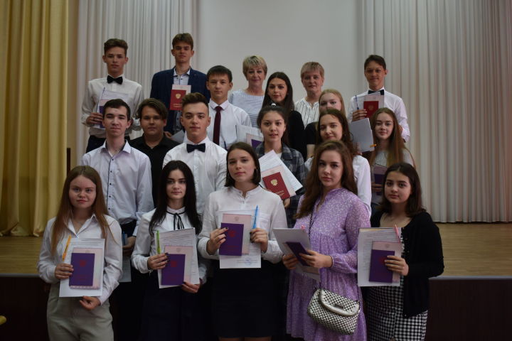 В Камполянской школе №2 сегодня выпускникам девятых классов вручили аттестаты