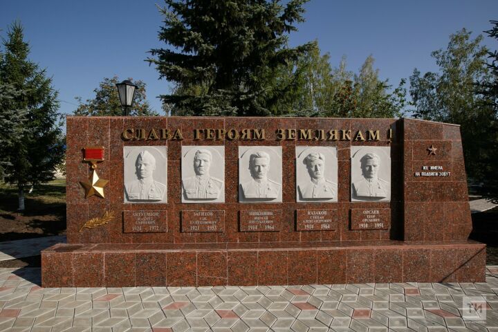 В Башкортостане открыли памятник водрузившему Знамя Победы над Рейхстагом Гази Загитову