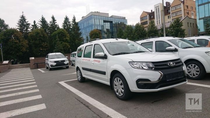 Алексей Песошин вручил районным больницам Татарстана 70 новых автомобилей