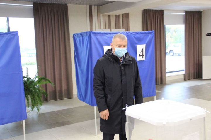 В Камских Полянах проголосовал глава на избирательном участке