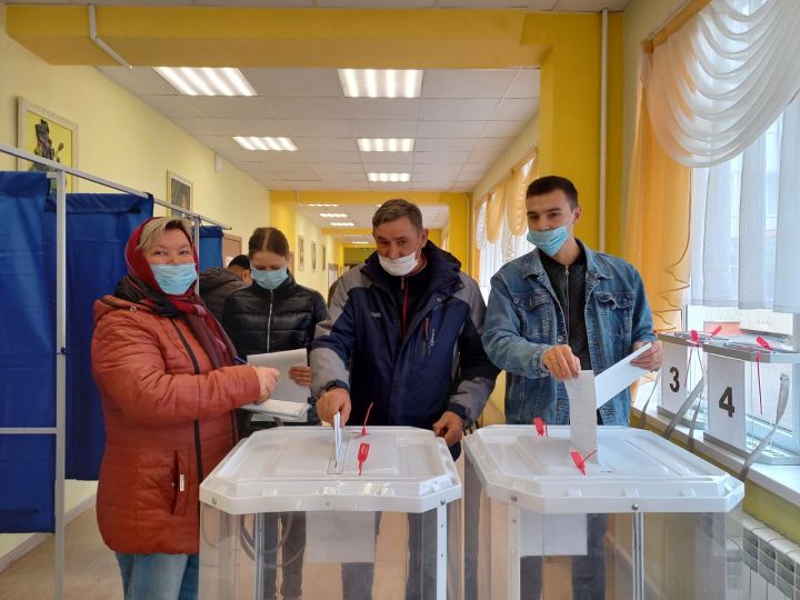 В Камских Полянах приходят с семьями на выборы