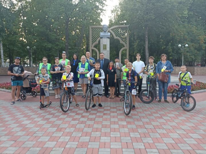 В Татарстане «родительские патрули» напоминают взрослым и детям о правилах безопасного поведения на дороге