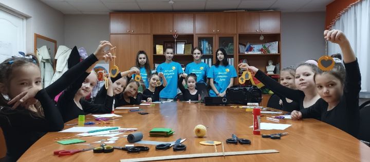 Камполянские активисты Детской районной Думы провели мастер-класс по изготовлению световозвращающих элементов