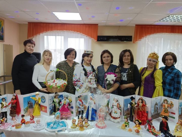 Сотрудники взрослой библиотеки посетили «Центр детского творчества «Радуга», где прошла авторская выставка кукол