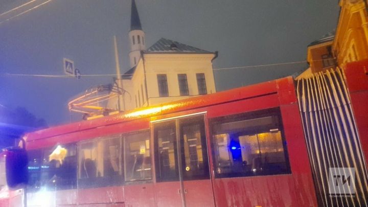 В Казани из-за ледяного дождя у трамвая на ходу загорелась крыша