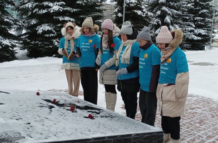 Активисты Детской районной Думы возложили цветы к Монументу Победы, чтобы почтить память Героев