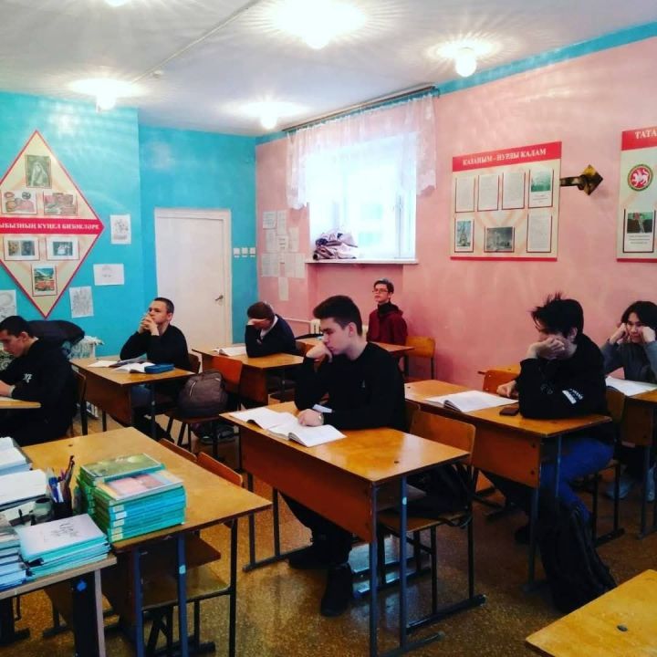 Сотрудники библиотеки провели для студентов урок правовых знаний «Констиуция России: страницы истории»