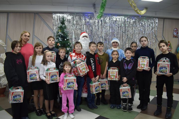 Новогодние подарки Камполянским детишкам от депутата