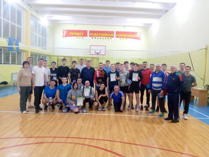 В Камских Полянах состоялся Новогодний турнир по волейболу