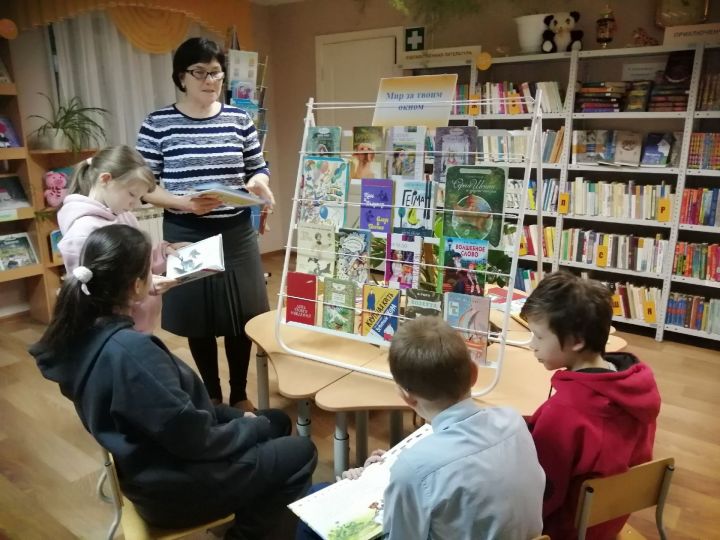 Камполянские активисты ДРД и юные корреспонденты посетили выставку книг