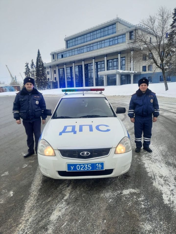 В Казани сотрудники Госавтоинспекции помогли мужчине добраться до больницы