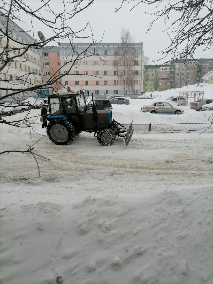 В Камских Полянах производится уборка снега