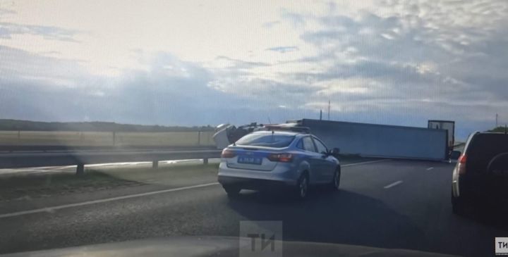 На трассе М7 большегруз завалился на бок и перекрыл несколько полос движения