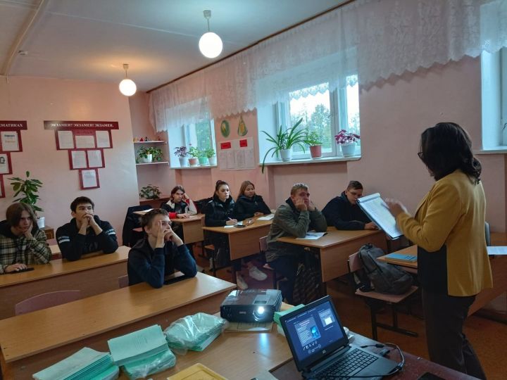 Камполянские сотрудники библиотеки провели со студентами час общения «Профкоктейль»