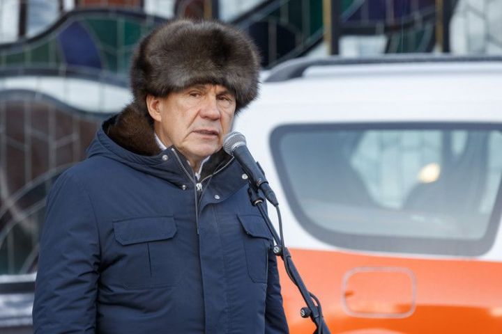 Рустам Минниханов вручил медицинским учреждениям сертификаты на оснащение автомобилями