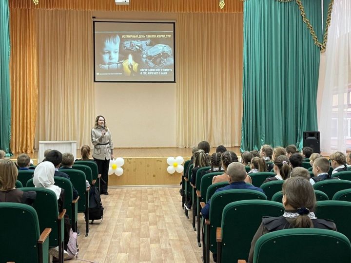 В камполянской школе № 1 организовали линейку, посвященную  Всемирному Дню памяти жертв ДТП