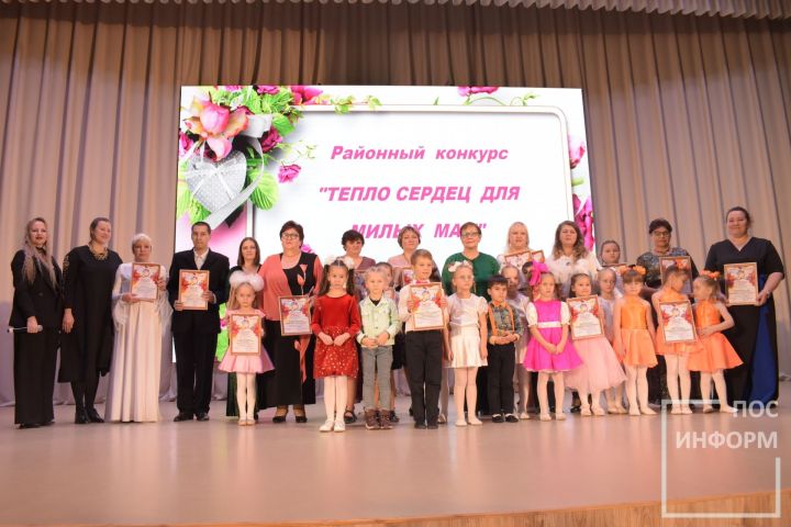 В Камских Полянах состоялся районный фестиваль-конкурс «Тепло сердец для милых мам», посвященный Дню матери
