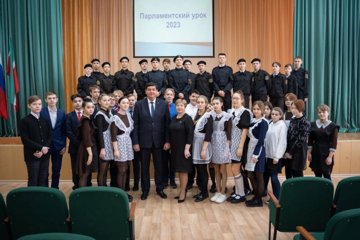 В камполянской школе №1 прошел парламентский урок «Мы – граждане России»