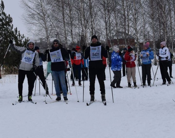 Жители Камских Полян принимают участие в «Лыжне России - 2023»